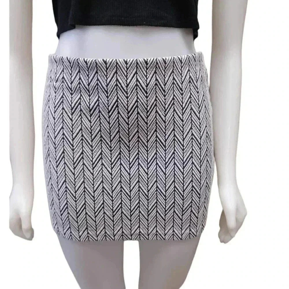 Zara Trafaluc Black & White Herringbone Stretch Skirt Size Small